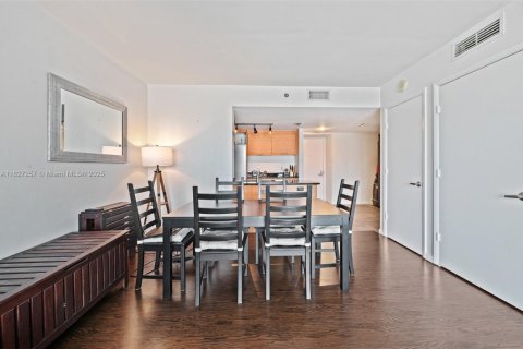Condo in Miami, Florida, 1 bedroom  № 1977243 - photo 5