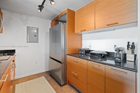 Condo in Miami, Florida, 1 bedroom  № 1977243 - photo 3