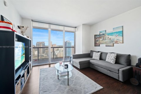 Condo in Miami, Florida, 1 bedroom  № 1977243 - photo 1