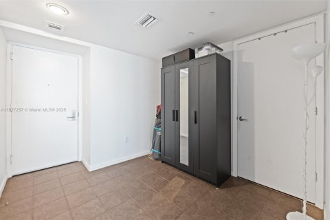 Condo in Miami, Florida, 1 bedroom  № 1977243 - photo 8
