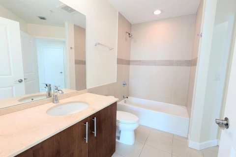 Condo in Hallandale Beach, Florida, 3 bedrooms  № 2261813 - photo 15