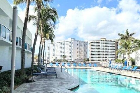 Condo in Hallandale Beach, Florida, 3 bedrooms  № 2261813 - photo 5
