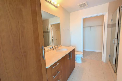 Condo in Hallandale Beach, Florida, 3 bedrooms  № 2261813 - photo 10