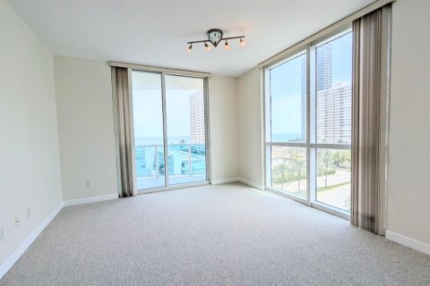 Condo in Hallandale Beach, Florida, 3 bedrooms  № 2261813 - photo 11