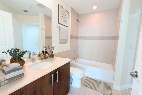 Condo in Hallandale Beach, Florida, 3 bedrooms  № 2261813 - photo 14