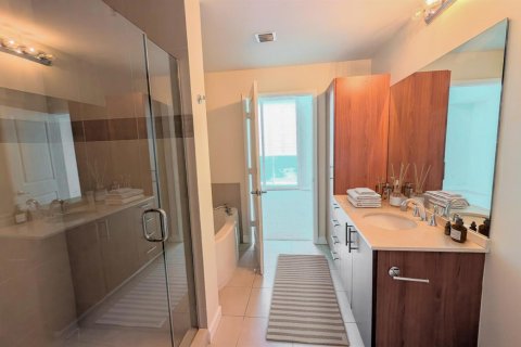 Condo in Hallandale Beach, Florida, 3 bedrooms  № 2261813 - photo 18