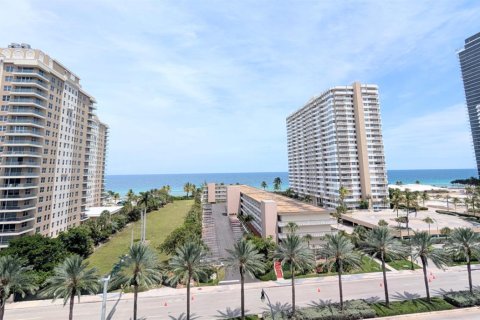 Condo in Hallandale Beach, Florida, 3 bedrooms № 2261813