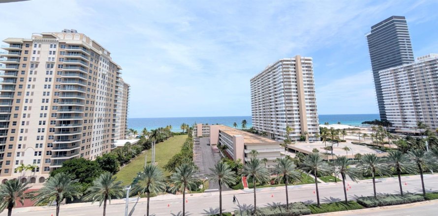 Condo in Hallandale Beach, Florida, 3 bedrooms  № 2261813