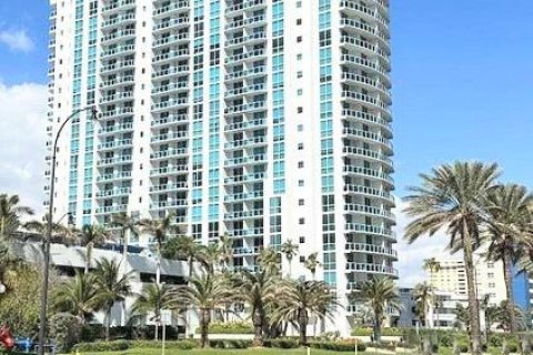 Condo in Hallandale Beach, Florida, 3 bedrooms  № 2261813 - photo 2