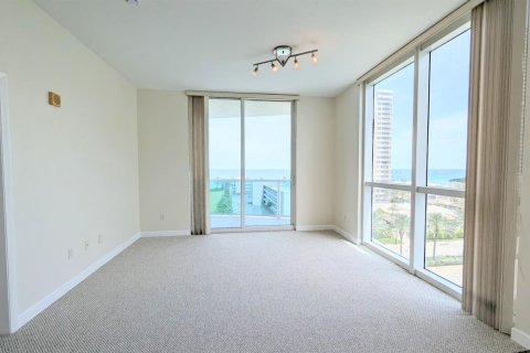 Condo in Hallandale Beach, Florida, 3 bedrooms  № 2261813 - photo 22