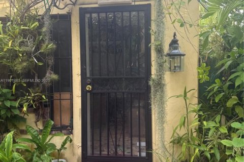 Casa en venta en Miami, Florida, 3 dormitorios, 150.87 m2 № 1976424 - foto 1