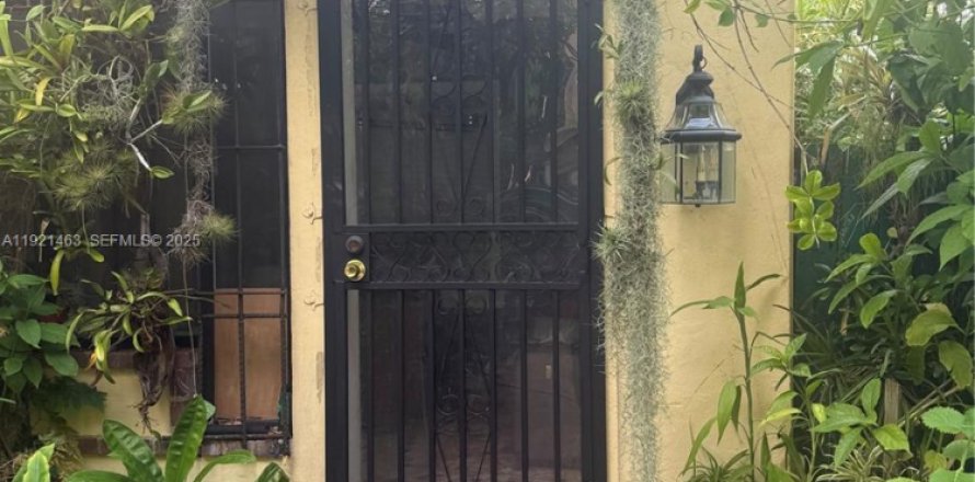 Casa en Miami, Florida 3 dormitorios, 150.87 m2 № 1976424