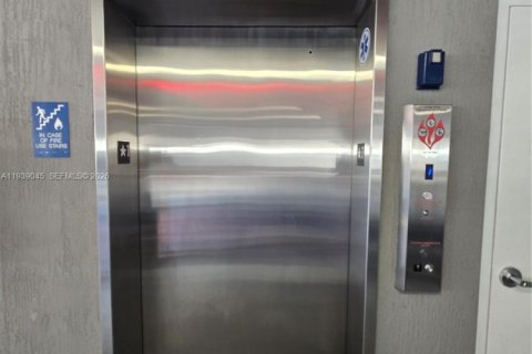 Appartement à louer à Miami, Floride: 2 chambres, 2354.52 m2 № 1996185 - photo 4