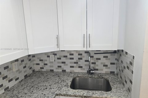 Appartement à louer à Miami, Floride: 2 chambres, 2354.52 m2 № 1996185 - photo 6
