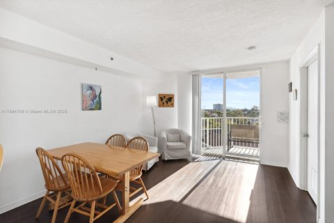 Condo in Miami, Florida, 1 bedroom № 1981989 - photo 5