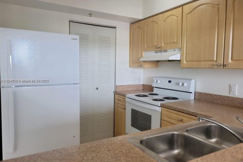 Condo in Miami, Florida, 1 bedroom № 1981989 - photo 11
