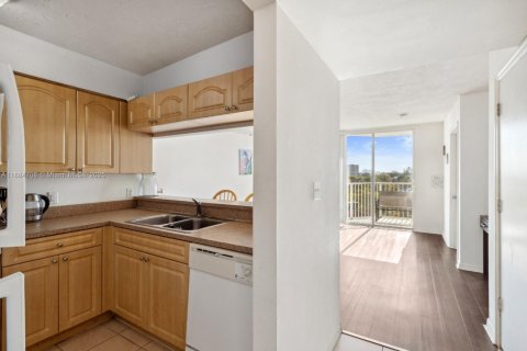 Condo in Miami, Florida, 1 bedroom № 1981989 - photo 4