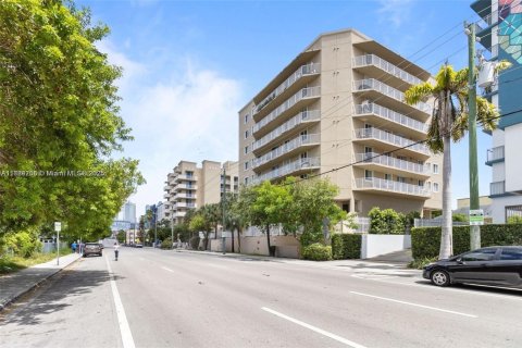Condo in Miami, Florida, 1 bedroom № 1981989 - photo 2