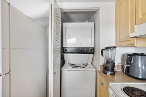 Condo in Miami, Florida, 1 bedroom № 1981989 - photo 15