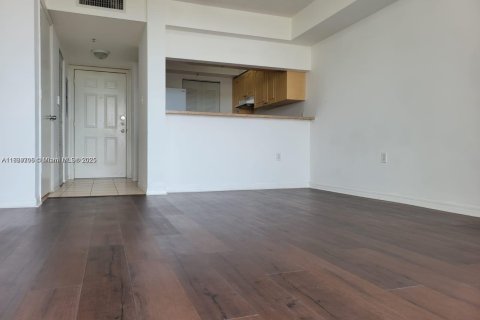 Condo in Miami, Florida, 1 bedroom № 1981989 - photo 7