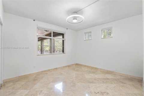 Condo in Miami Beach, Florida, 2 bedrooms  № 1774519 - photo 23