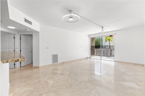 Condo in Miami Beach, Florida, 2 bedrooms  № 1774519 - photo 15