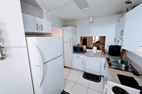 Copropriété à louer à Coral Springs, Floride: 2 chambres, 99.22 m2 № 2056752 - photo 2