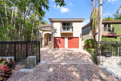 Villa ou maison à vendre à Miami, Floride: 4 chambres, 298.12 m2 № 1974913 - photo 1
