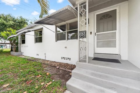 Купить виллу или дом в Норт-Майами-Бич, Флорида 3 спальни, 115.38м2, № 1971968 - фото 2