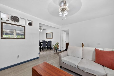 Купить виллу или дом в Норт-Майами-Бич, Флорида 3 спальни, 115.38м2, № 1971968 - фото 10