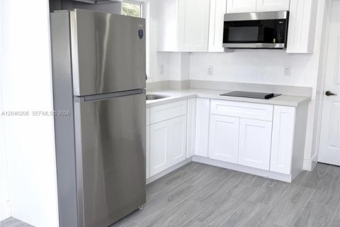 Commercial property in Homestead, Florida 2 bedrooms, 180.23 sq.m. № 2086459 - photo 2