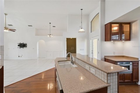 House in Orlando, Florida 3 bedrooms, 133.22 sq.m. № 2345098 - photo 13