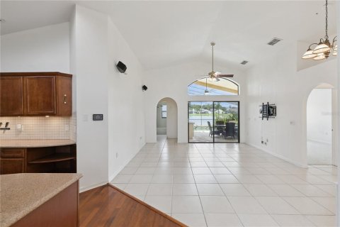 House in Orlando, Florida 3 bedrooms, 133.22 sq.m. № 2345098 - photo 5