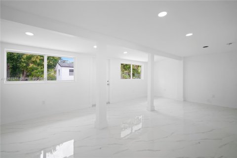 Casa en venta en Miami, Florida, 4 dormitorios, 162.86 m2 № 2029806 - foto 28