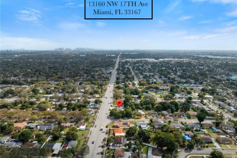 Casa en venta en Miami, Florida, 4 dormitorios, 162.86 m2 № 2029806 - foto 2