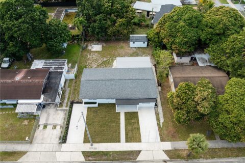 Casa en venta en Miami, Florida, 4 dormitorios, 162.86 m2 № 2029806 - foto 4
