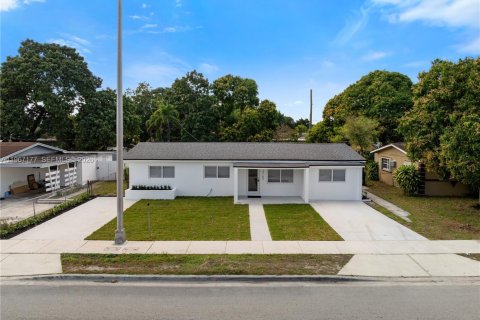 Casa en Miami, Florida 4 dormitorios, 162.86 m2 № 2029806