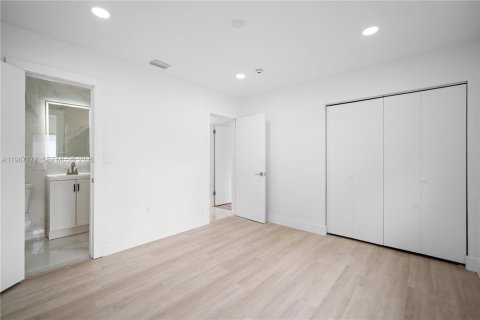 Casa en venta en Miami, Florida, 4 dormitorios, 162.86 m2 № 2029806 - foto 18