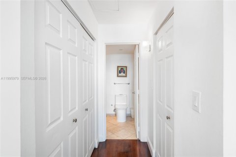 Condo in Miami Beach, Florida, 1 bedroom  № 2058196 - photo 20