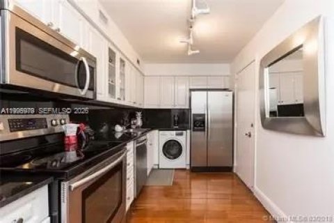 Condo in Miami Beach, Florida, 1 bedroom  № 2058196 - photo 3