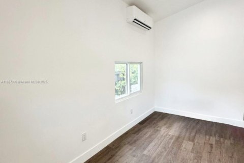 Casa en alquiler en Miami, Florida, 2 dormitorios, 260.59 m2 № 1881650 - foto 3