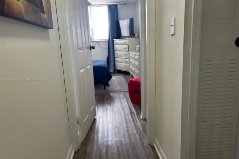 Condo in Lauderdale Lakes, Florida, 1 bedroom  № 1960863 - photo 6