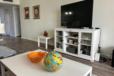 Condo in Lauderdale Lakes, Florida, 1 bedroom  № 1960863 - photo 4
