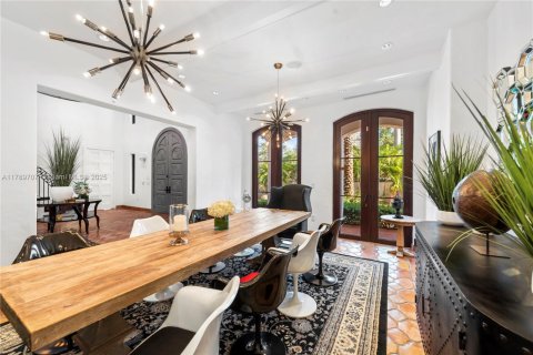 Casa en alquiler en Miami, Florida, 10 dormitorios, 796.45 m2 № 1958910 - foto 21
