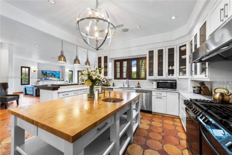 Casa en alquiler en Miami, Florida, 10 dormitorios, 796.45 m2 № 1958910 - foto 17