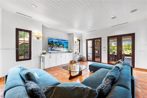 Casa en alquiler en Miami, Florida, 10 dormitorios, 796.45 m2 № 1958910 - foto 12