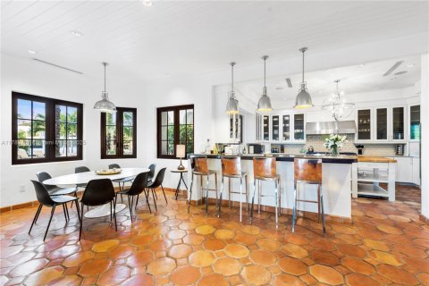 Casa en alquiler en Miami, Florida, 10 dormitorios, 796.45 m2 № 1958910 - foto 15