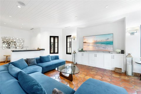 Casa en alquiler en Miami, Florida, 10 dormitorios, 796.45 m2 № 1958910 - foto 13