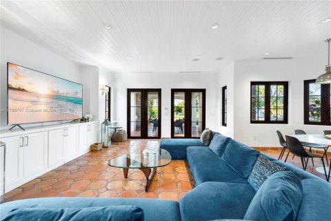 Casa en alquiler en Miami, Florida, 10 dormitorios, 796.45 m2 № 1958910 - foto 14