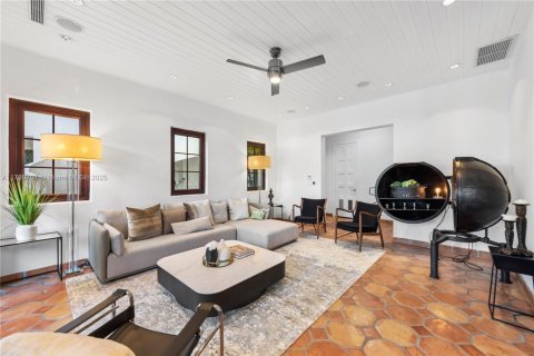 Casa en alquiler en Miami, Florida, 10 dormitorios, 796.45 m2 № 1958910 - foto 24